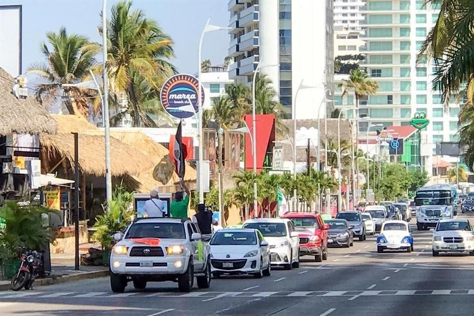 En Acapulco, los automovilistas avanzaron sobre la costera Miguel Alemán.