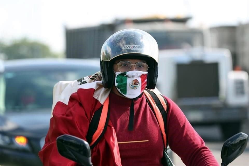 Motociclista participante de la caravana contra AMLO en Mérida.