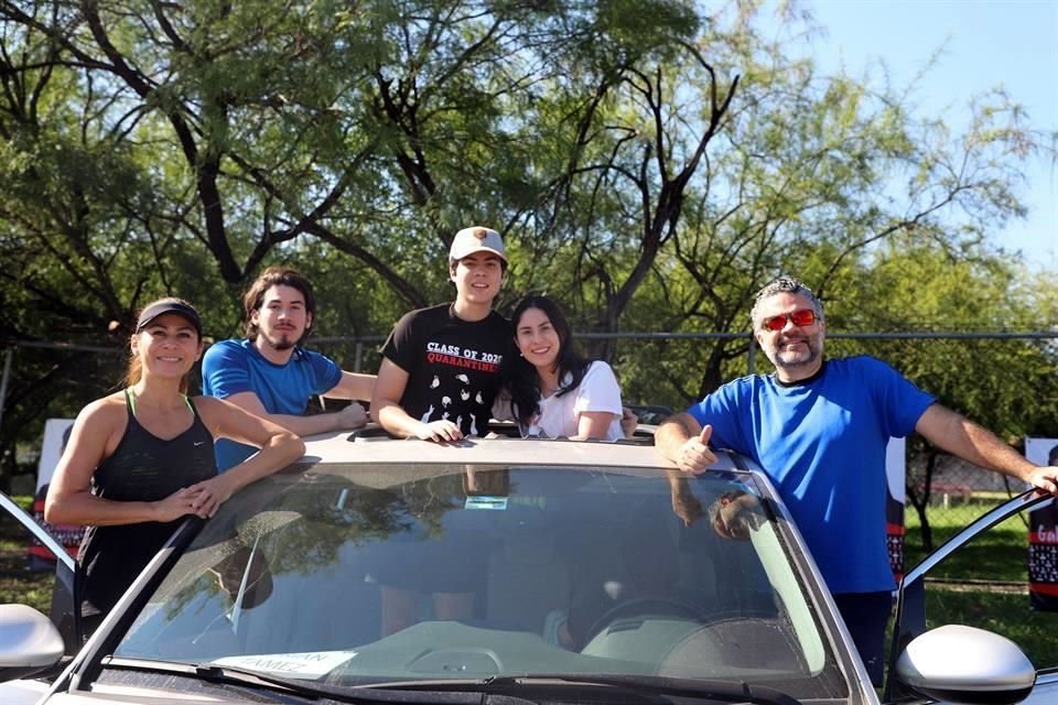 Ivett Sotomayor de Tamez, Jesús Tamez, Adrián Tamez, Dania Ivett y Chuy Tamez