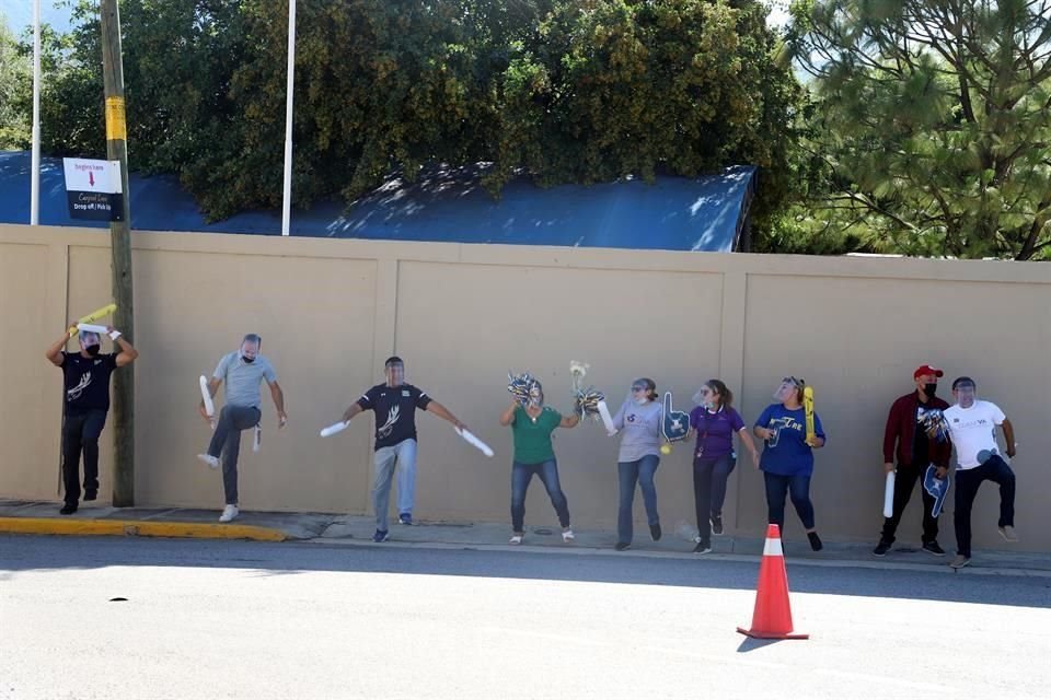Leonardo Trejo, Jeff Aguirre, Román Ramírez, Rosy Colmenero, Marilú Tello, Lilian Solorzano, Armida Treviño, Guillermo Flores y Manuel Montes