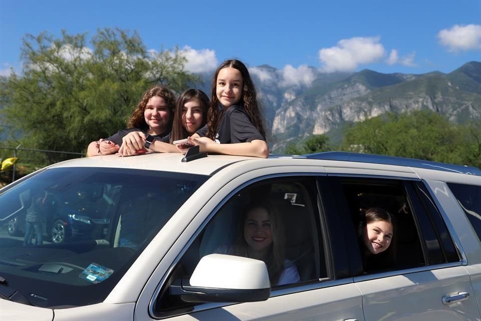Isabela Moreno, Gretta Treviño, Miranda García, Gaby Herrera y Robi Treviño