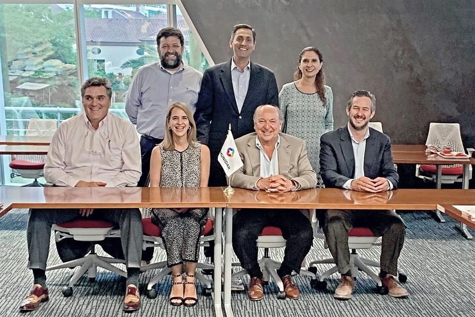 Los fundadores: (De pie, izq. a der.) Armando Estrada, Francisco Fernández y Erika Laveaga. (Sentados, izq. a der.) Agustín Landa, Carmen Garza T., Eduardo Garza T. Fernández y Emanuel Garza.