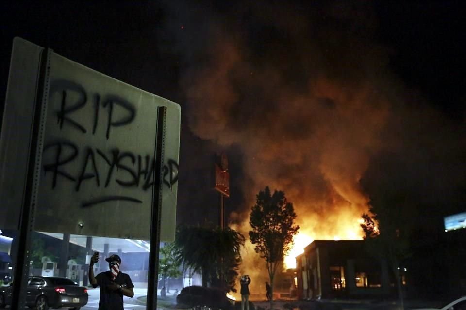 Durante la noche del sábado, manifestantes cerraron carreteras e incendiaron un restaurante en Atlanta por la muerte de Rayshard Brooks.