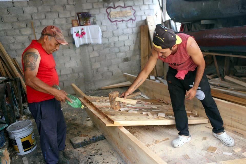 Su taller se ubica en Xochimilco y lleva el nombre de 'Tres Generaciones'.