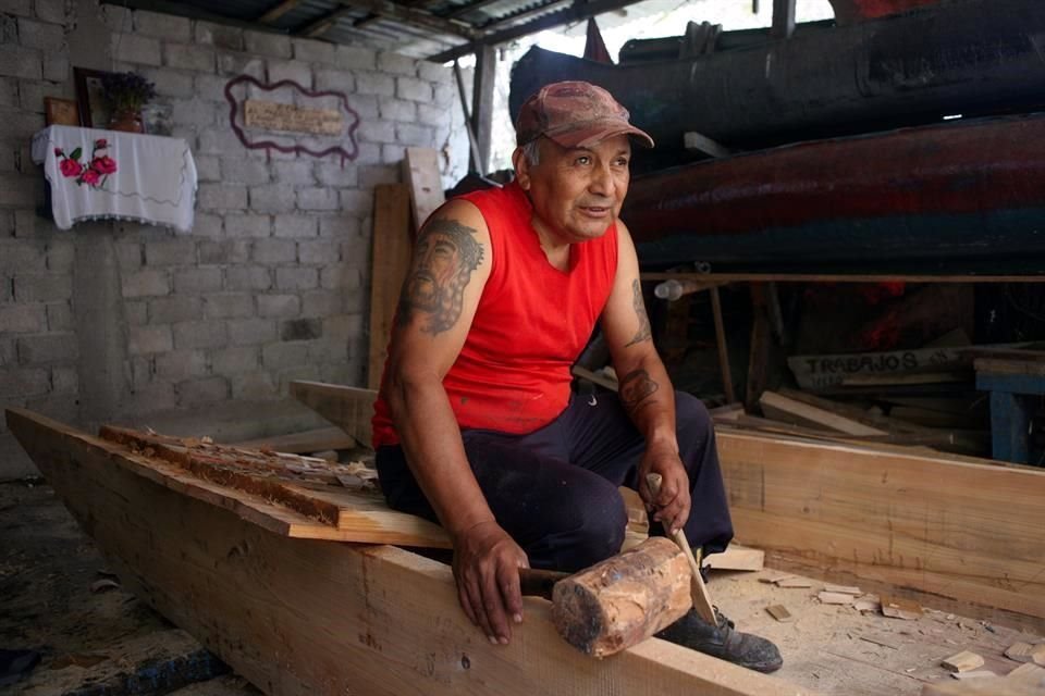 Pedro pertenece a la segunda generación de canoeros. Todo lo que sabe lo aprendió de su padre.