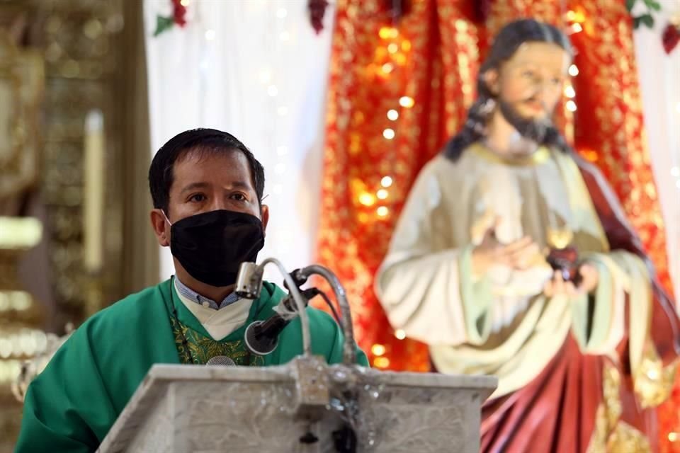 Las celebraciones religiosas ya reiniciaron, pero con afluencia controlada. En la foto el Padre Filemón Rivera oficia misa el el Templo de la Merced.