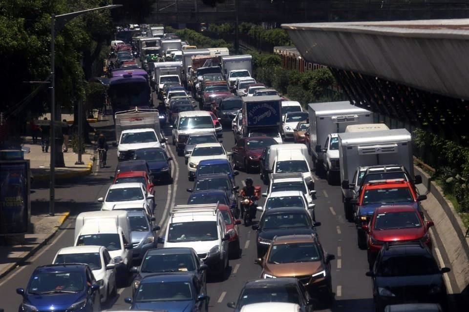 El tráfico en la Ciudad, de acuerdo con conductores, ha aumentado desde la semana pasada aún en semáforo rojo. 