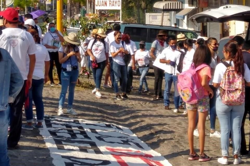 Los manifestantes se reunieron cerca de las 10:00 horas a las afueras del lienzo charro, sobre la Avenida Madero, y caminaron cerca de ocho cuadras hasta la Presidencia municipal.