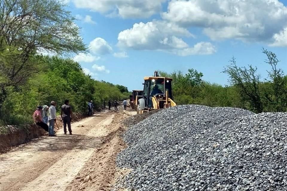 Los inconformes reclaman a las autoridades otorgar trabajo a ciudadanos de la localidad y cumplir las presuntas promesas del Gobernador Jaime Rodríguez tras anunciar la obra.