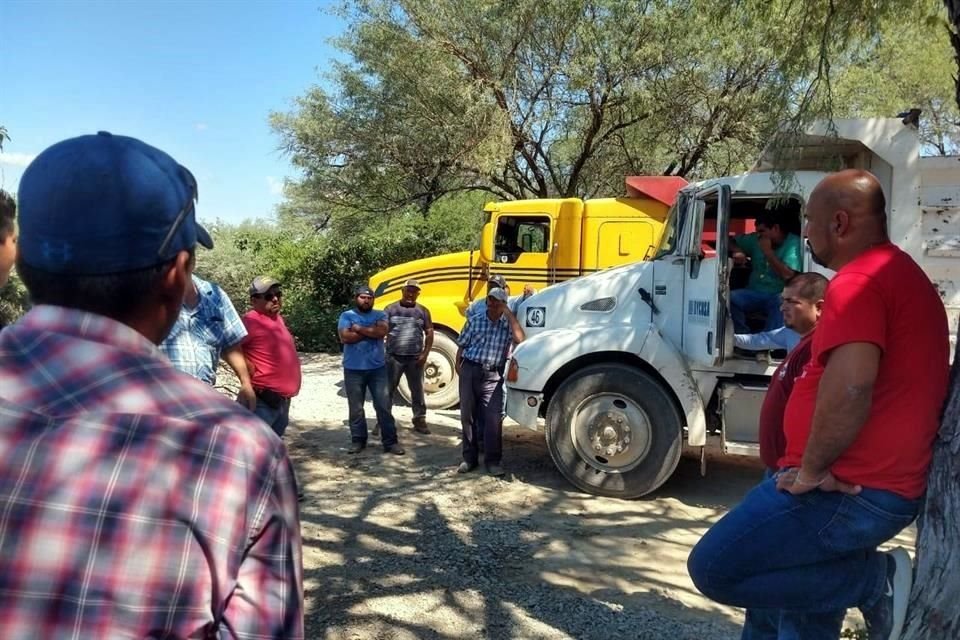 Integrantes del Sindicato del Camiones Materialistas de Montemorelos y Linares realizan bloqueos para frenar la obra de la Presa Libertad.