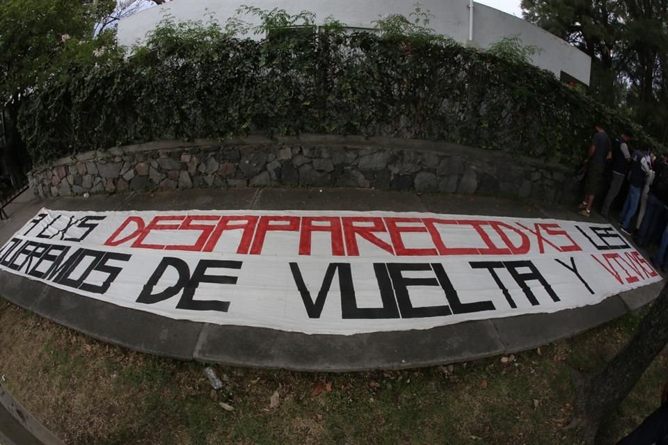Pese a que ya fueron localizadas ocho personas reportadas como desaparecidas en Chapala, algunas personas se manifiestan en Casa Jalisco.
