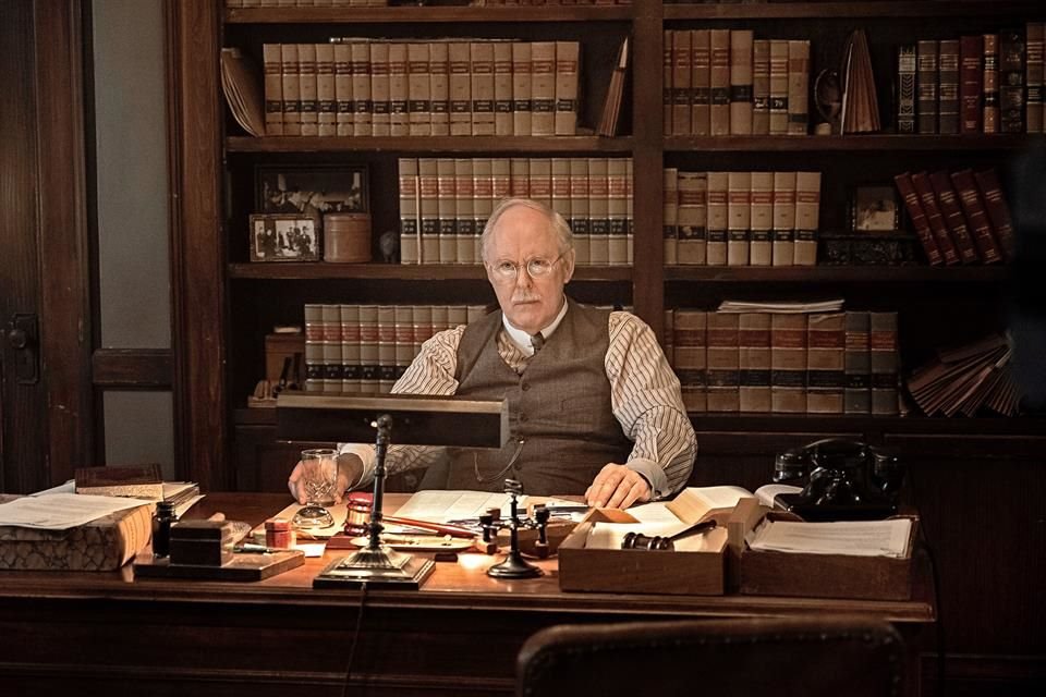 John Lithgow encarna a 'E.B.' Jonathan.