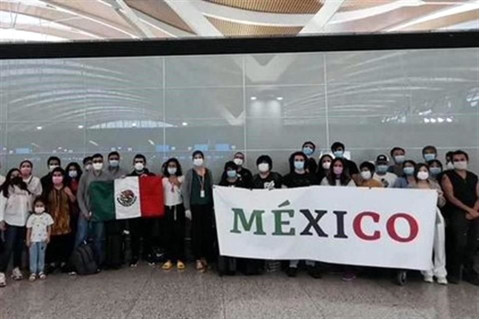 El grupo de connacionales viaja desde Shanghai.