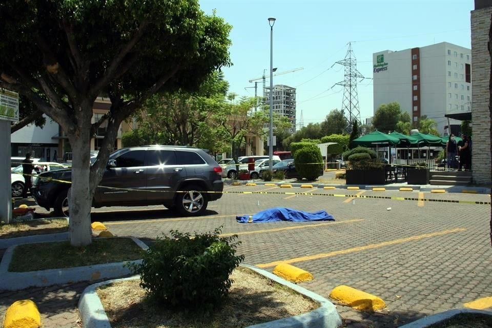 Un hombre fue asesinado en el estacionamiento de Plaza Universidad en Pablo Neruda y la Avenida Patria, a las afueras de un café.