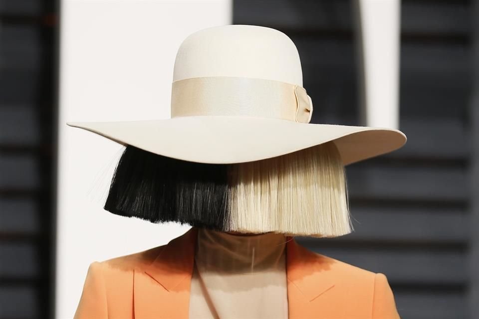 Sia le dio su permiso y bendición a la mexicana Rebeca Godoy, quien está en etapa terminal del cáncer de mama que padece, de grabar y monetizar los covers que haga de su música.