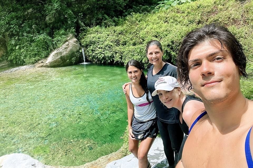 Caty Cavazos García con su mamá Catalina García Sada, su tía María Fernanda García Sada y su hermano Marcelo Cavazos García