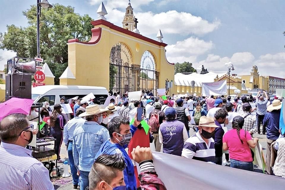 Integrantes de Antorcha Campesina se manifestaron ayer durante la gira del Presidente López Obrador por Cholula, Puebla.