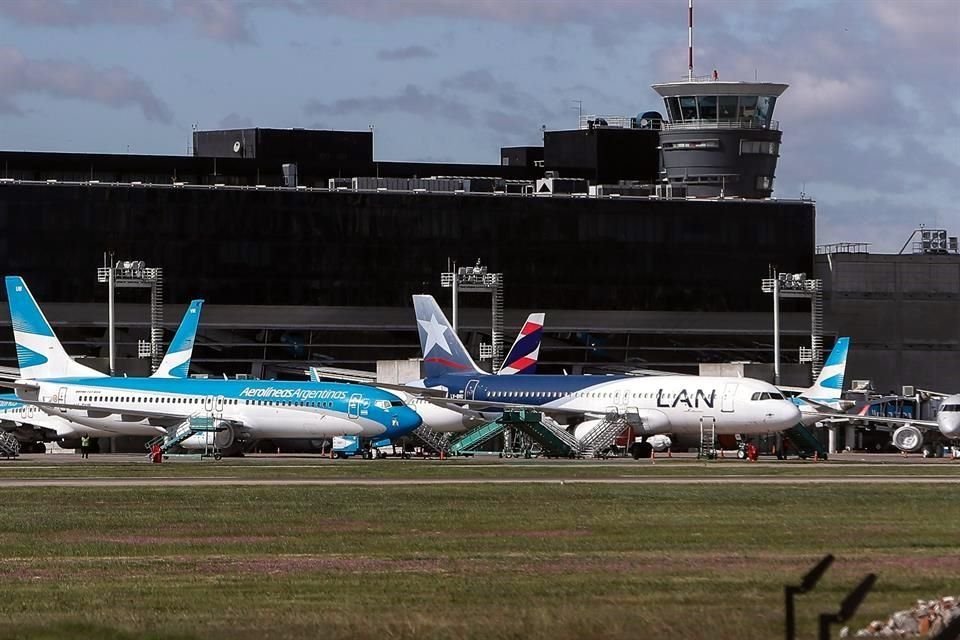 La filial en Argentina de la aerolínea LATAM anunció el cese de sus operaciones 'por tiempo indeterminado', debido a las actuales condiciones de la industria local, agravadas por la pandemia.