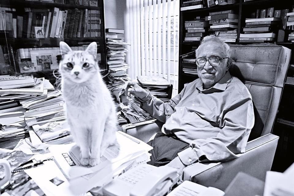 Los gatos fueron compañeros inseparables de Carlos Monsiváis hasta sus últimos días; llegó a tener 20 en su casa.