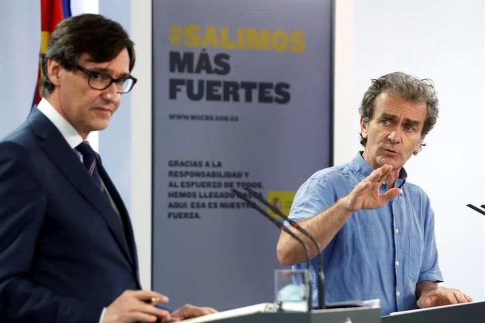 El ministro de Sanidad, Salvador Illa, y el director del Centro de Coordinación de Alertas y Emergencias Sanitarias, Fernando Simón, dan una rueda de prensa.