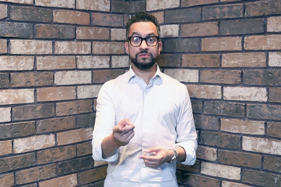 Chumel Torres fue criticado después de que se diera a conocer que formaría parte de un panel sobre racismo; lo acusaron de racista y clasista por tuits pasados y comentarios.