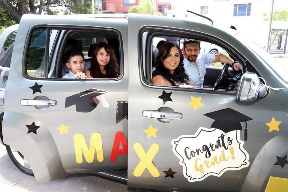 JoseAngel Maximiliano Flores Ríos, Isabella Donatella Flores Ríos, Yesenia Ríos de Flores y José Ángel Flores Carmona