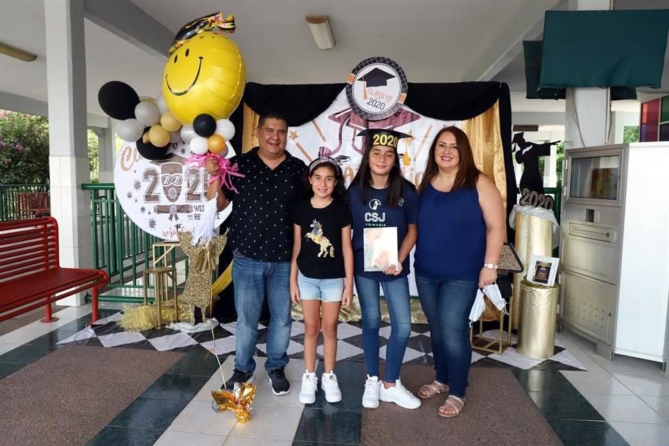 Alejandro Cabrera, Alejandra Cabrera Salazar, Sara Cabrera Salazar y Verónica Salazar de Cabrera