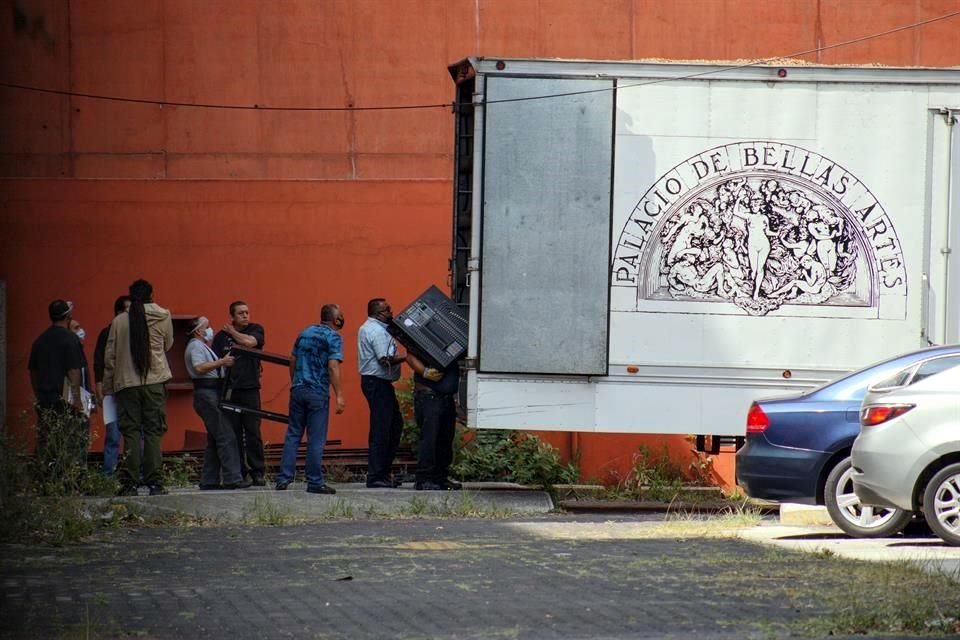 Equipo de iluminación y sonido, así los telones, piernas y bambalinas del teatro, fueron trasladados ayer a bodegas del INBA.