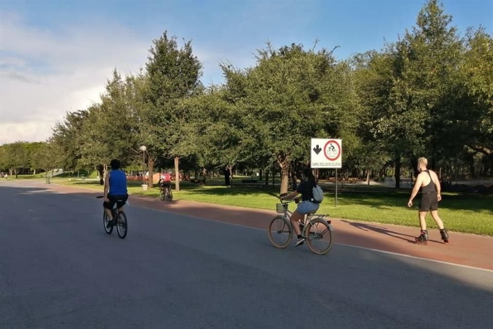 El Parque Fundidora, con entrada libre, pide a los peatones y ciclistas mantenerse en sus carriles y procurar dejar distancia entre sí.