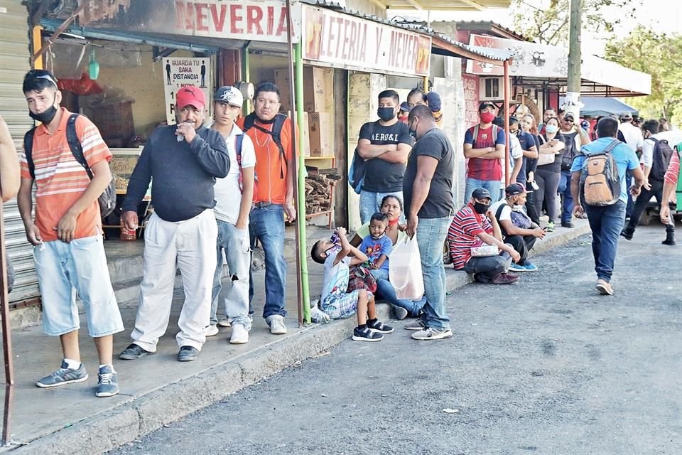 En las paradas se acumulan decenas de adultos y niños.