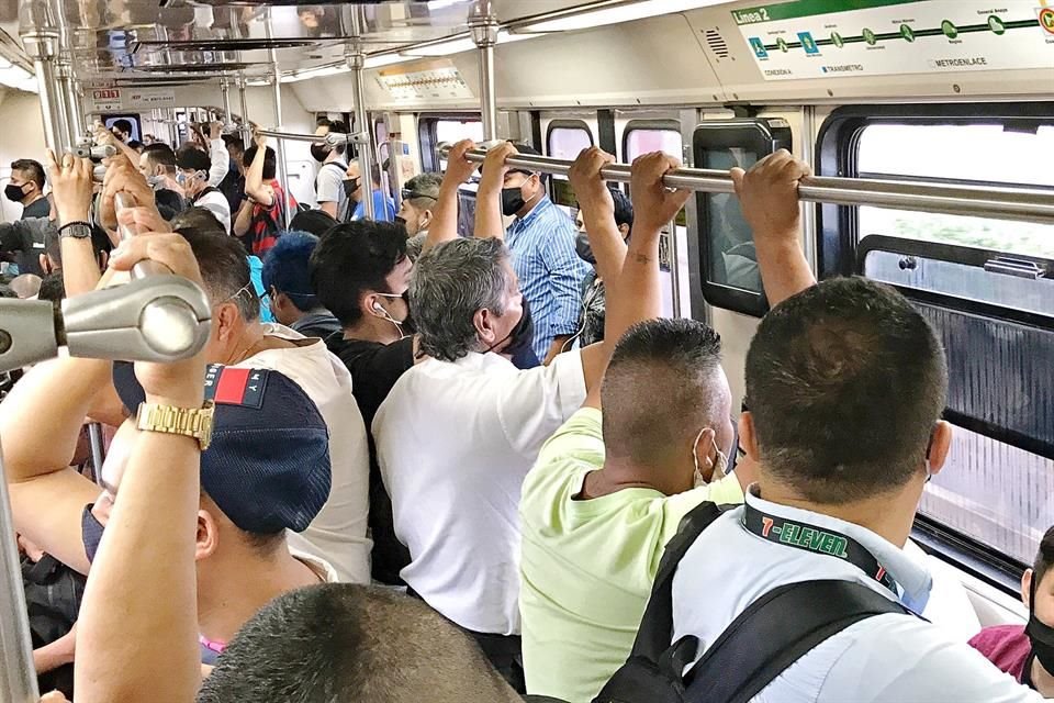 En el Metro, los vagones también van llenos.