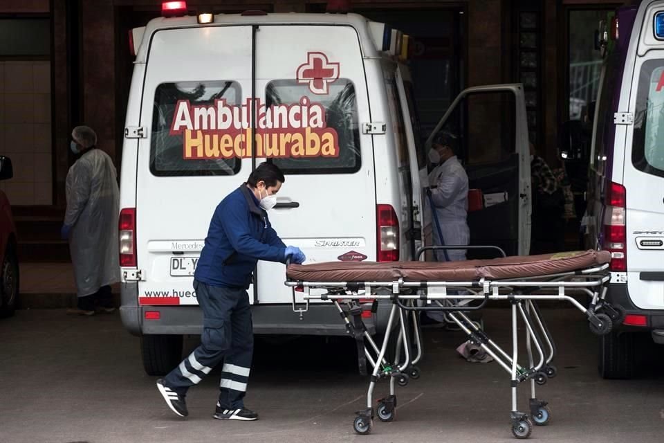 Trabajadores sanitarios en la entrada del Hospital San José en Santiago, Chile.