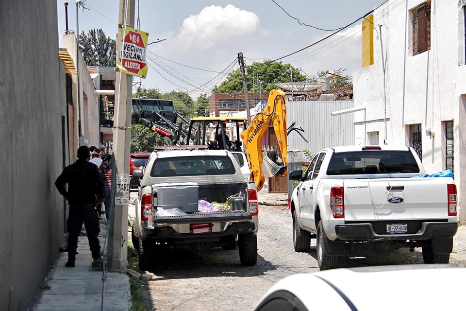 En Santa Anita, peritos revisan una finca en busca de cuerpos.