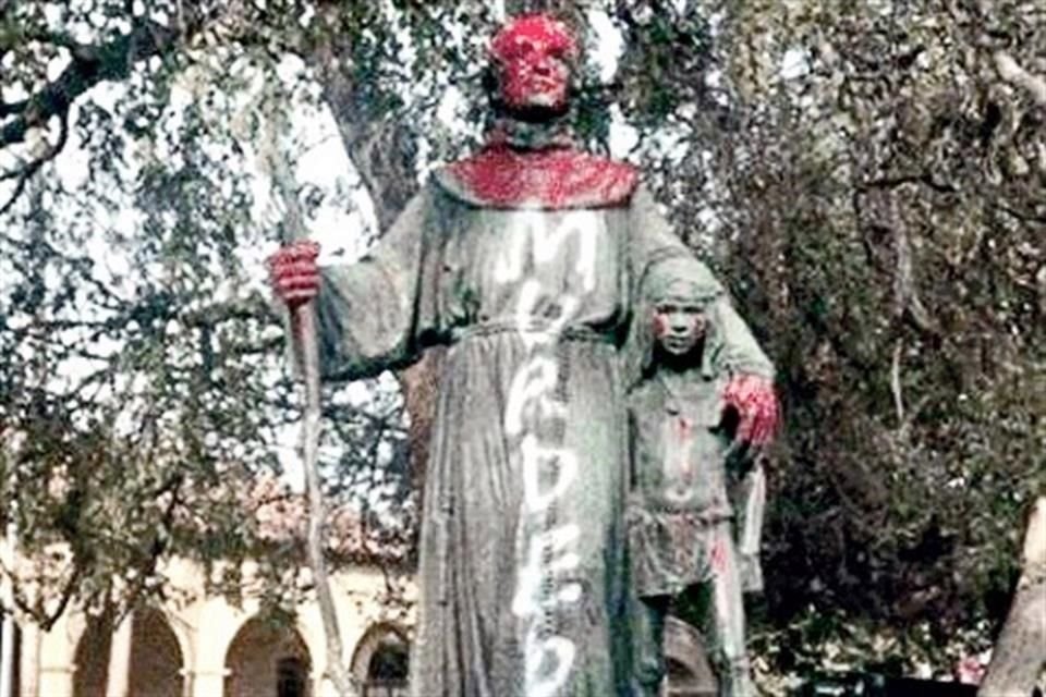 La estatua de fray Junípero Serra fue pintada y luego derribada por manifestantes.