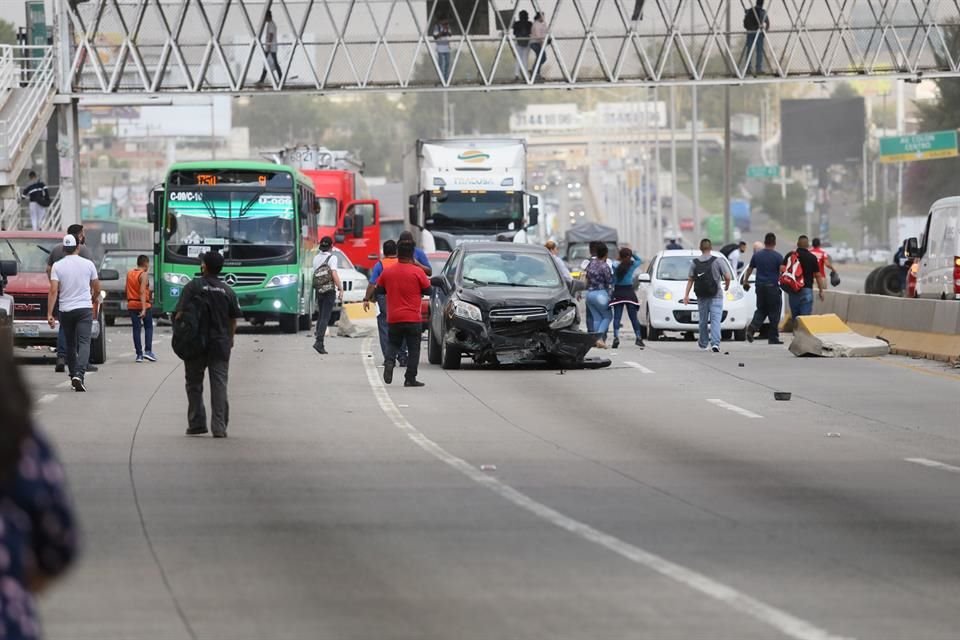 Camión de la Ruta 24 que no iba en servicio, pero viajaba a exceso de velocidad, ocasionó un accidente que provocó caos vial en Periférico.