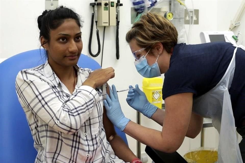 La Universidad de Oxford ya había iniciado las pruebas de su vacuna en Reino Unido.