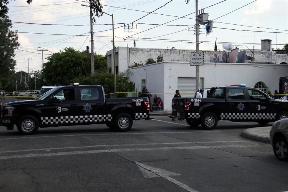 Cuando vendían ropa en una camioneta, dos hombres fueron atacados a balazos y uno murió ahí mismo, en la Colonia San Andrés, en Guadalajara.