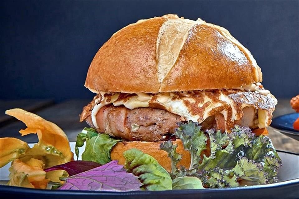 Hamburguesa de res de los chefs Jonathan Dávalos y Polo Vigil, del restaurante Quelite.