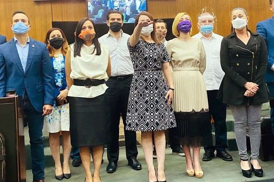Carlos de la Fuente (izq. a der.), Mariela Saldívar, Ivonne Bustos, Francisco Cienfuegos, Armida Serrato y Claudia Tapia durante la toma de protesta de la Oficial Mayor del Congreso.