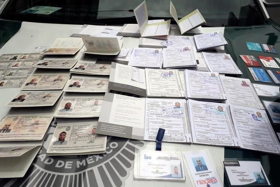 José Eduardo llevaba consigo 10 pasaportes, ocho credenciales de elector y 14 cartillas del IMSS.
