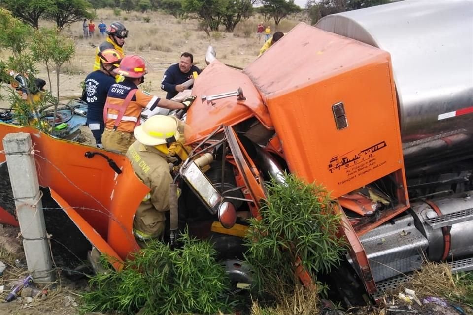 Dos tripulantes de una camioneta pick up fueron rescatados graves por bomberos estatales, tras chocar con una pipa en Lagos de Moreno.