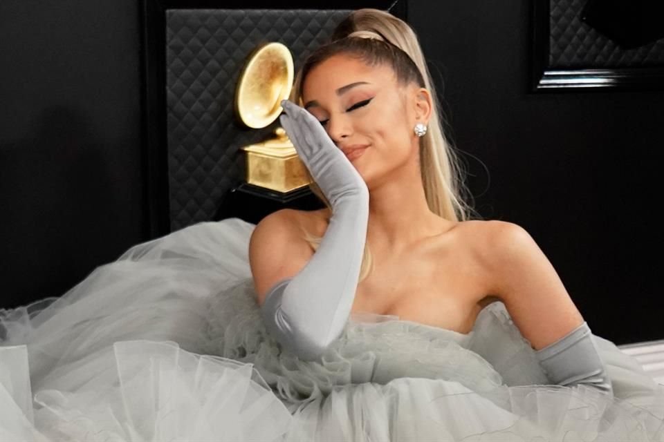 Ariana Grande pidió a los votantes de Kentucky que se tomaran un momento para ir por alimentos y bebidas que les proporcionó.