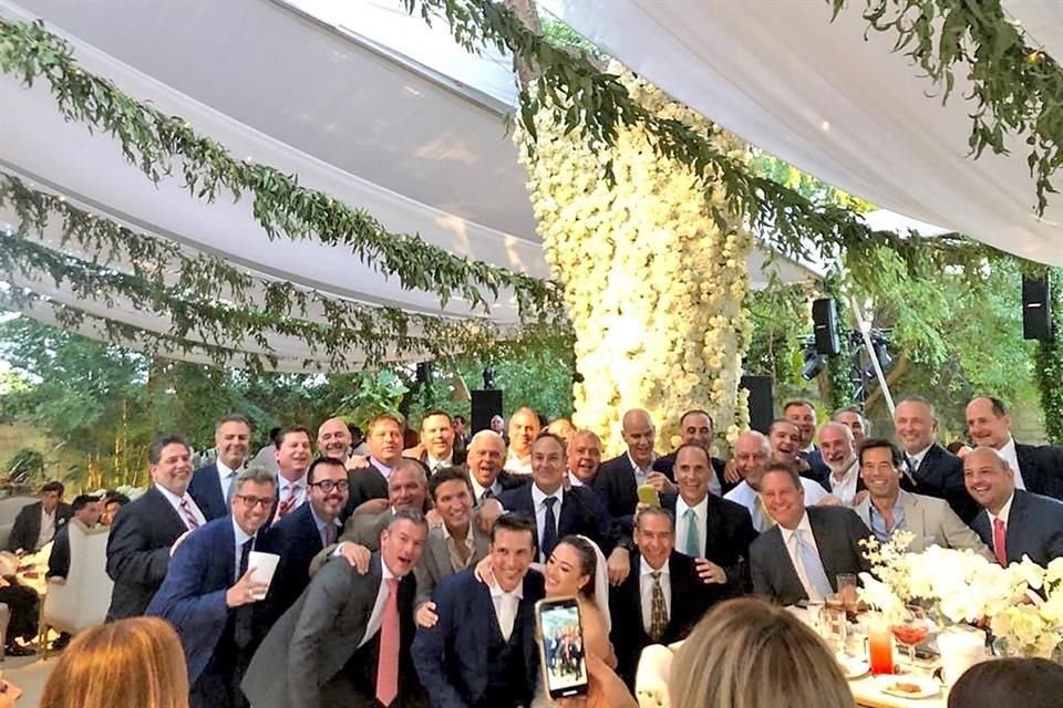 La pareja con algunos invitados durante la recepción.