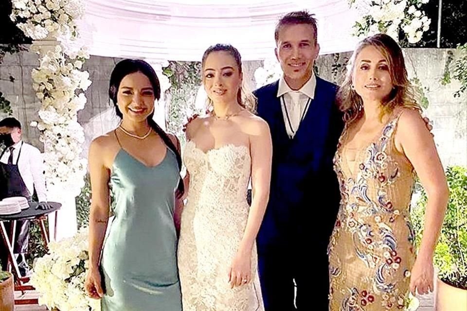 Mara Montalvo, los novios y  Martha Susana Flores de Almaguer