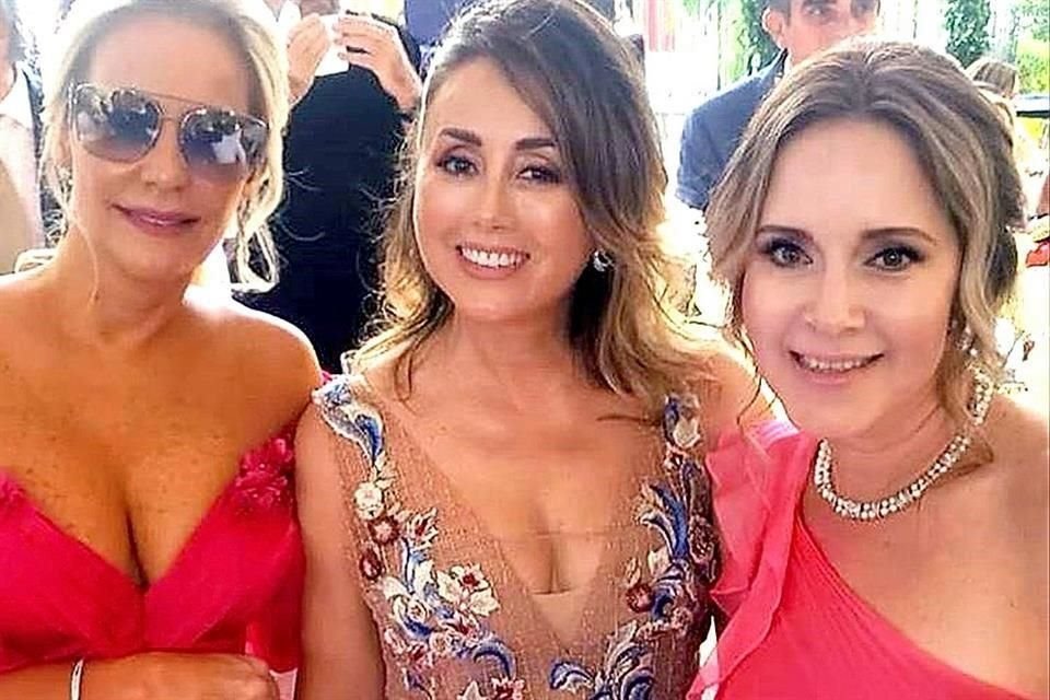 La mamá de la novia con algunas amistades.