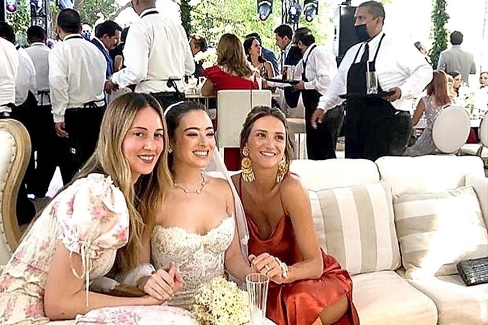 Karen con algunas invitadas.