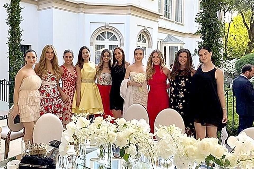 Karen con algunas amigas.