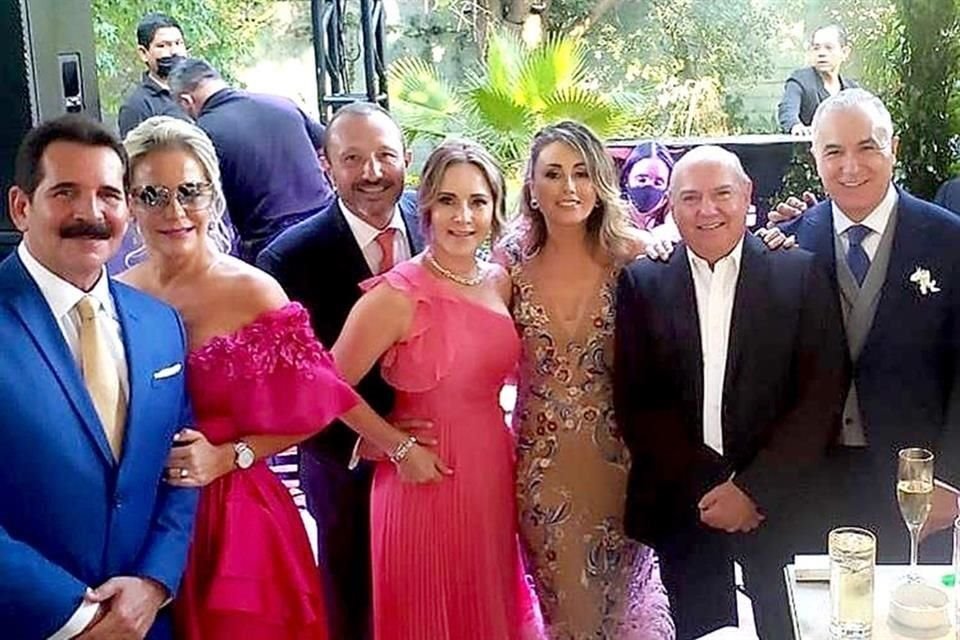 Un grupo de invitados durante la recepción.