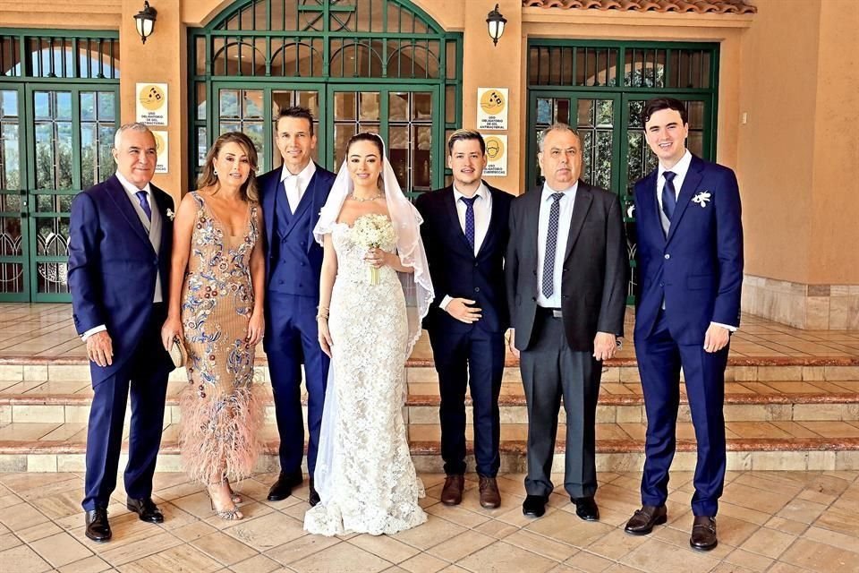 FAMILIA DE LA NOVIA. Víctor Manuel Almaguer Sáenz, Martha Susana Flores de Almaguer, los novios, Gerardo Almaguer,<br>Gerardo Almaguer y Jesús Karlo Almaguer