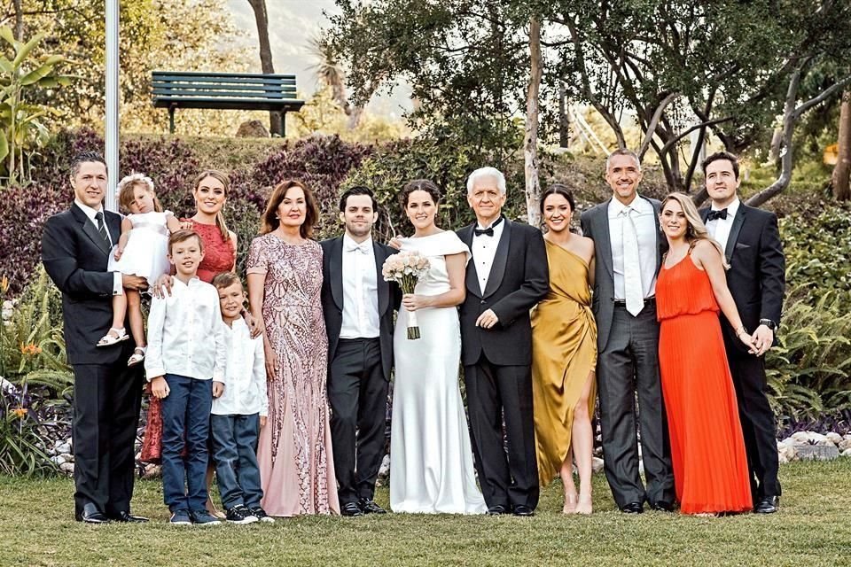 Alejandro Bremer y Alana Bremer; Tita Belden de Bremer con Alex y Álvaro Bremer; Rosaelia Garza de Bremer, los novios, Bernardo Bremer, Cordelia Bremer, Bernado Bremer, Marcela Moreno y Eugenio Bremer